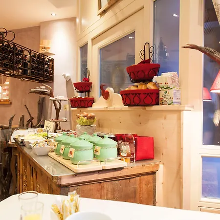 酒店 Hotel Am Dorfplatz Inkl Premium Sommerkarte (Adults Only) 圣安东阿尔贝格