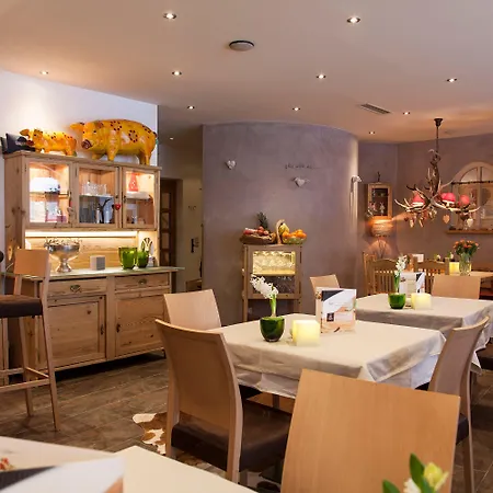 酒店 Hotel Am Dorfplatz Inkl Premium Sommerkarte (Adults Only) 圣安东阿尔贝格